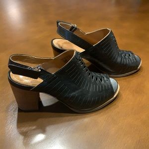 Clarks Artisan Black leather women’s shoe. Size 8M